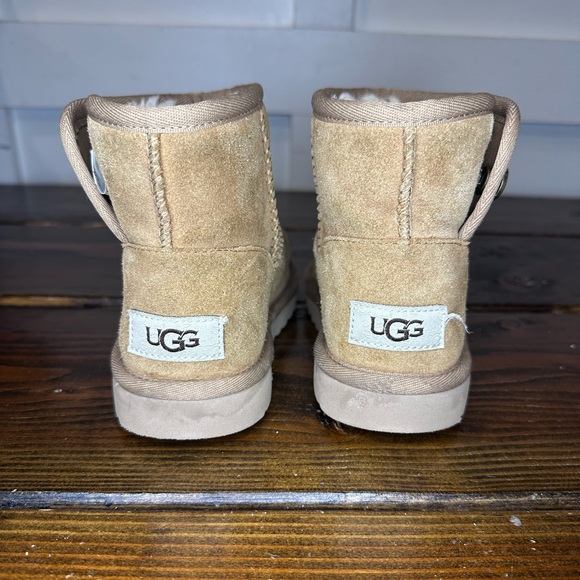 Girls short rise UGGS size 12 - Picture 3 of 4